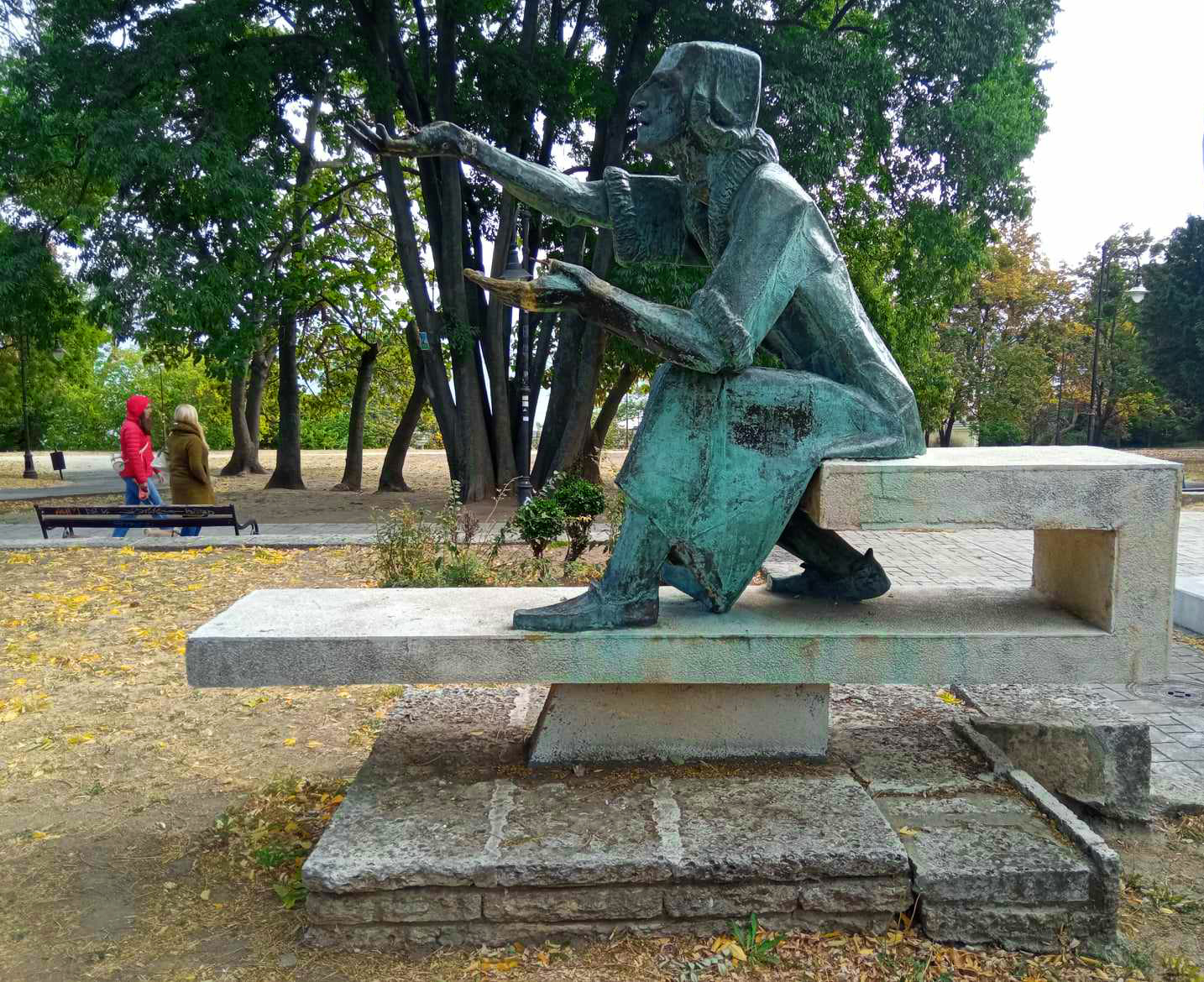 Вандали посегнаха на статуята на Коперник пред Планетариума (СНИМКИ/ВИДЕО)